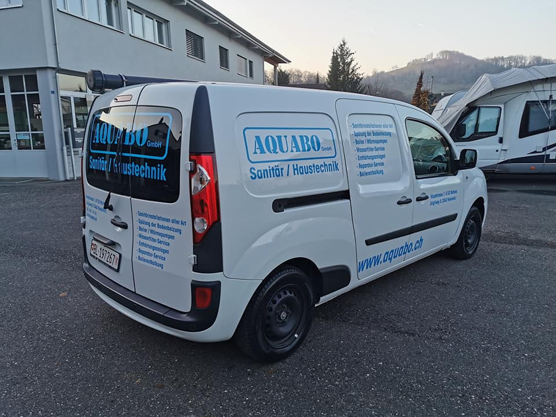 Servicewagen der AQUABO GmbH vor dem Betrieb